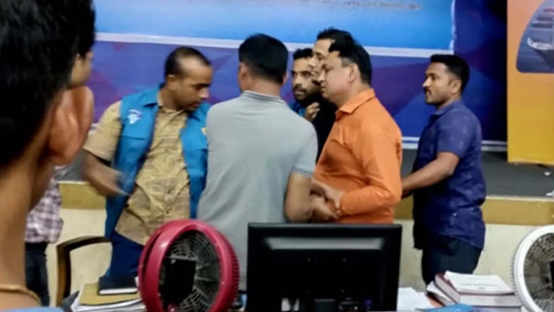 ঘুষসহ কাস্টমস কর্মকর্তা আটক